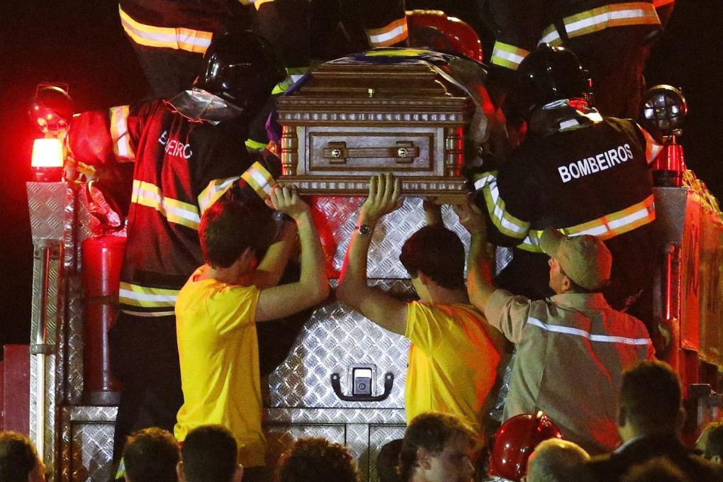 The remains of Eduardo Campos arrive in Recife. Photo: Reuters