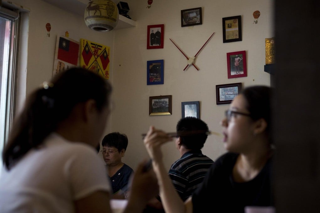 Diners tuck into their meals amid pictures of the former Chinese leader at a Chiang Kai-shek-themed restaurant in Beijing. Photo: AP