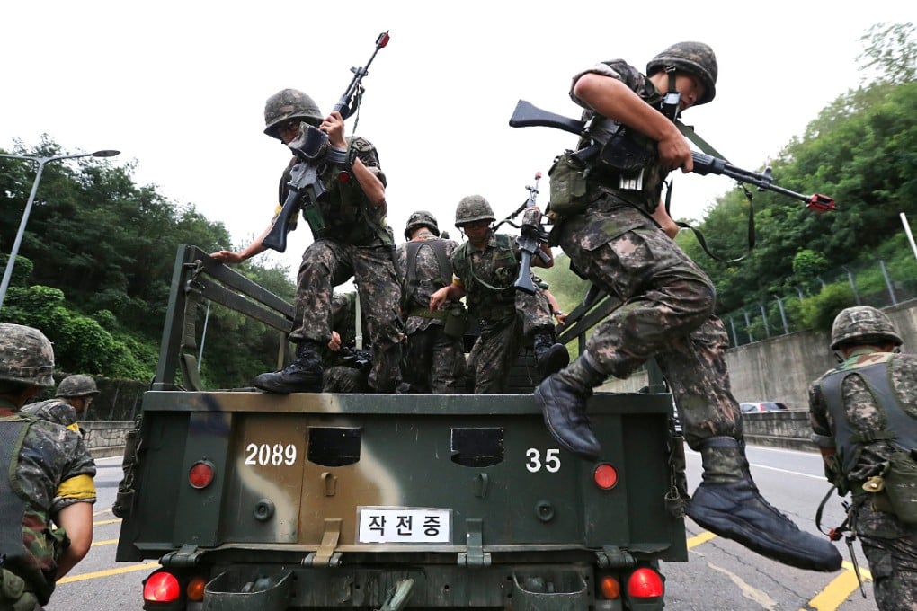 South Korean army soldiers get off a truck during an anti-terror exercise as part of Ulchi Freedom Guardian in Seoul. Photo: AP