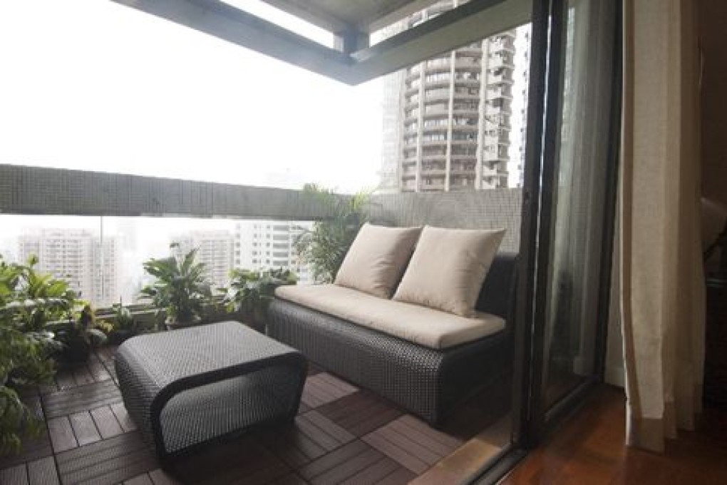 A modern garden has room for relaxing and dining.