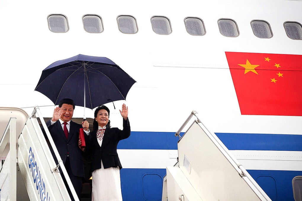 Xi Jinping and his wife Peng Liyuan land in Ulan Bator. Photo: AFP