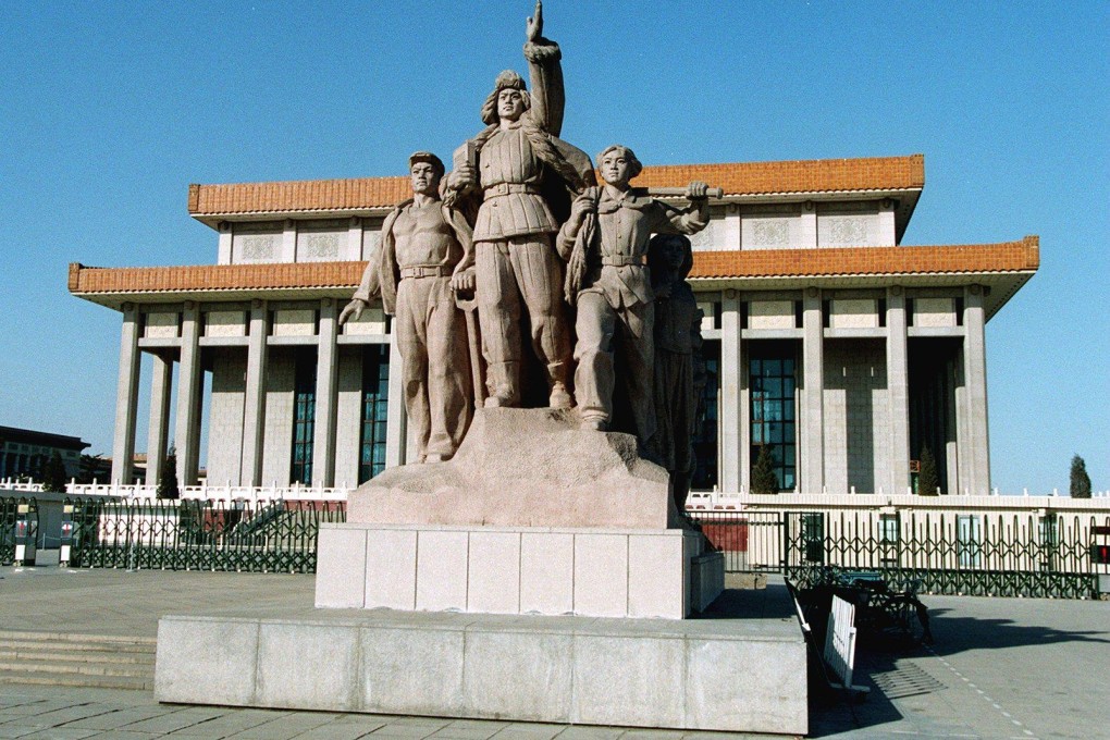 A workers' statue outside the Mao mausoleum in Tiananmen Square.The Dogdepicts the problems of ordinary Chinese citizens in eight short stories.