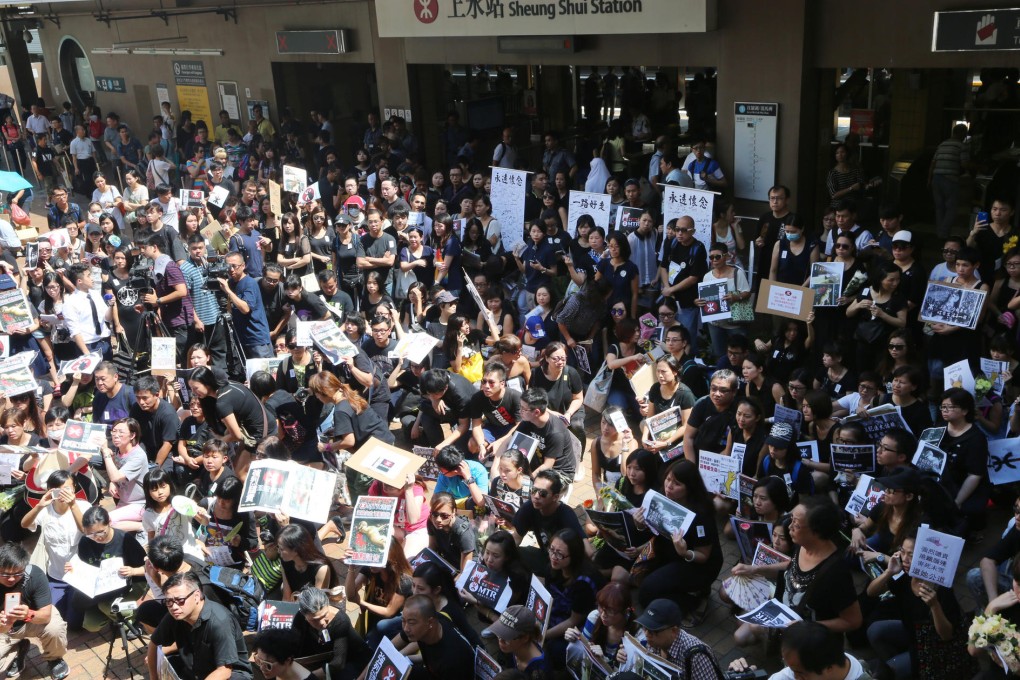Protesters mourning the dog's death gather yesterday at the Sheung Shui MTR station. Photo: David Wong