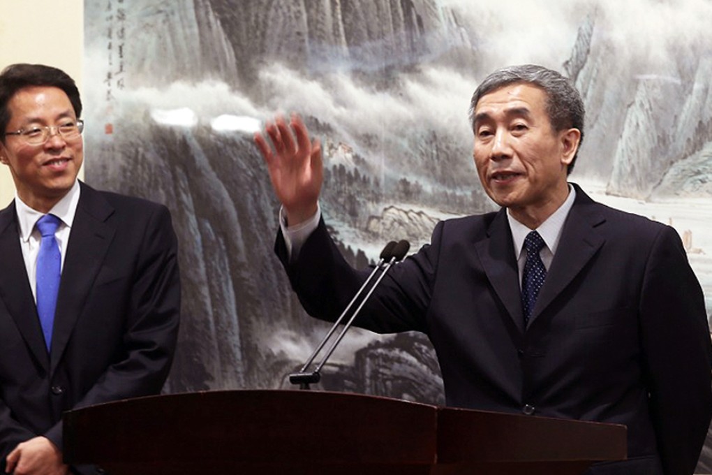 Li Fei (centre) meets the media in Shenzhen on Thursday after seminars on political reform. Photo: K.Y. Cheng