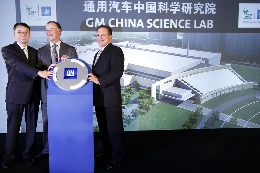 John Du (left), director of GM's China Science Lab, says that even if the other driver didn't register the DiDi Plate app, they can still be reached.