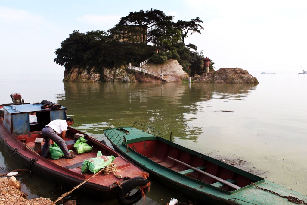 A boatman at work on Poyang, the nation's largest freshwater lake. Water levels have been dropping since 2003. Photo: Xinhua