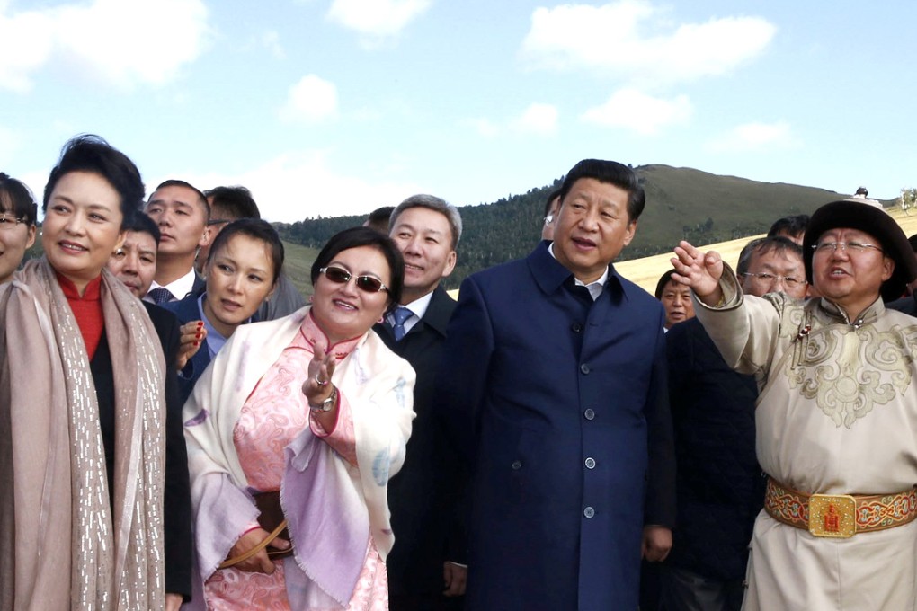 Chinese President Xi Jinping, his wife Peng Liyuan (left), Mongolian President Tsakhiagiin Elbegdorj (right) and his wife watch the performance during a Mongolian traditional fair in Ulan Bator. Photo: Xinhua