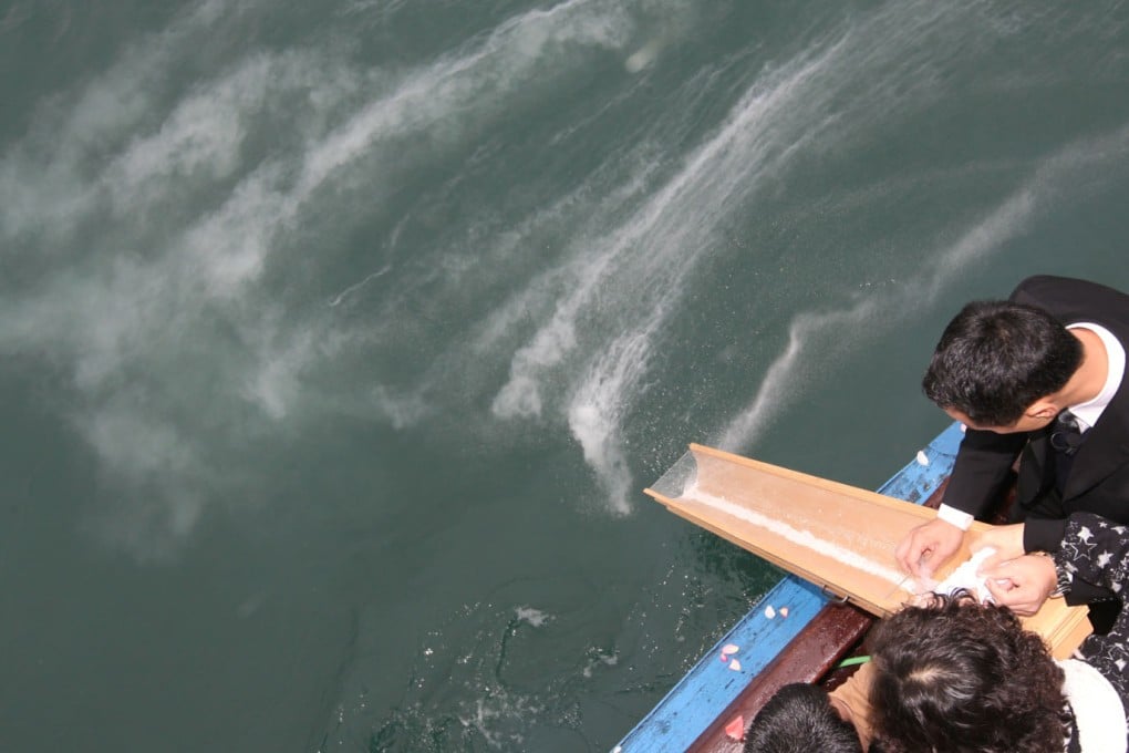 Family members scatter a relative's ashes near Tung Lung Chau from the free ferry. Photo: Edward Wong