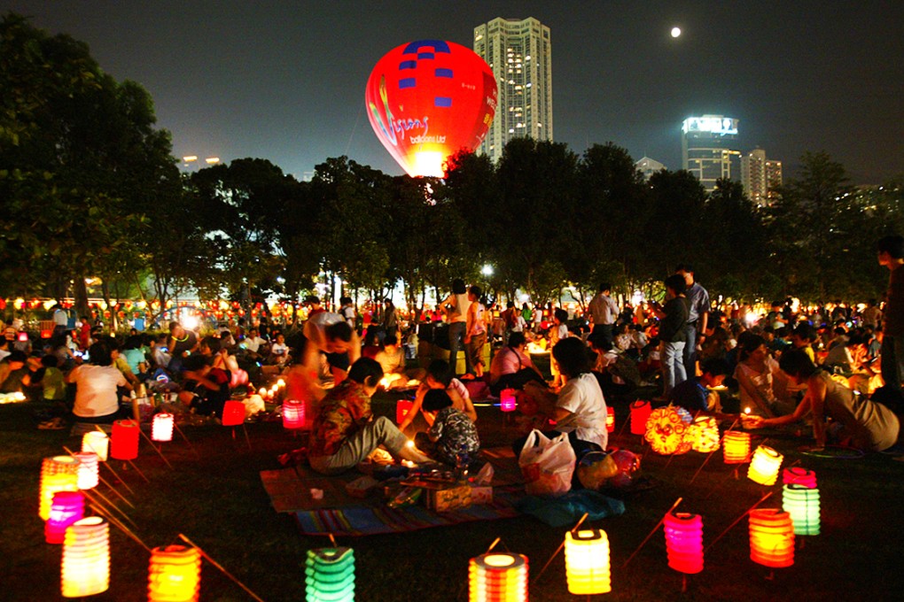Full moon at the sky with thousands of people celebrate with lanterns for the mid-autumn festival at Victoria Park. Photo: Robert Ng