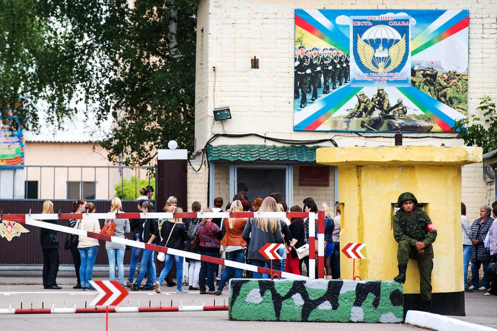 Mothers and wives of Russia paratroopers captured in Ukraine stand near a check point of their base in Kostroma some 350 km outside Moscow. Photo: AFP