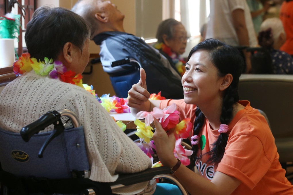 Gloria Leung brightens up an old folks' home. Photo: K. Y. Cheng
