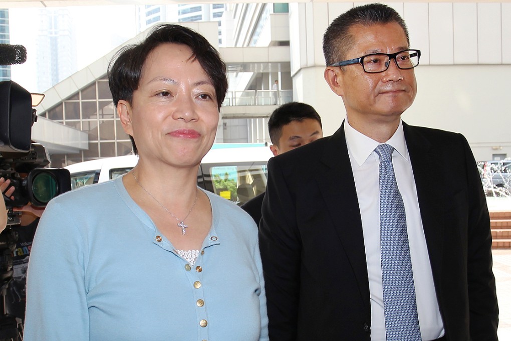 Development Secretary Paul Chan and his wife Frieda Hui arrive at court yesterday. Photo: Dickson Lee