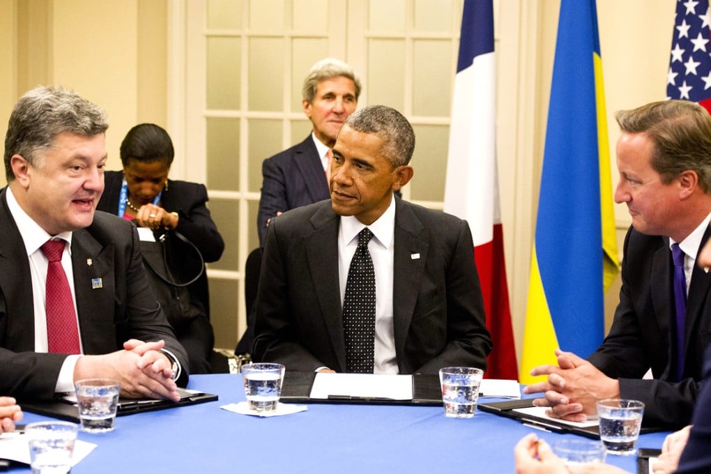 (From left) Ukrainian President Petro Poroshenko, US President Barack Obama and British Prime Minister David Cameron hold a meeting during the 2014 NATO Summit in Newport, South Wales. Photo: EPA