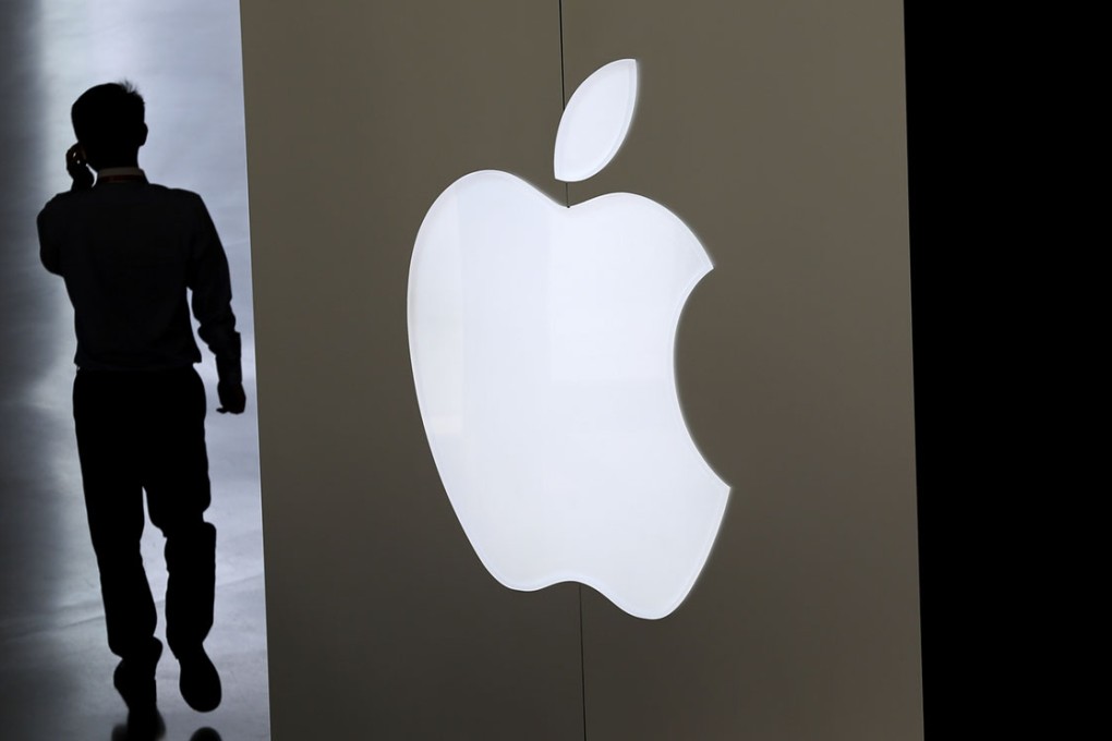 Apple is forging closer ties to the fashion world as it plots its foray into the fertile field of wearable technology.