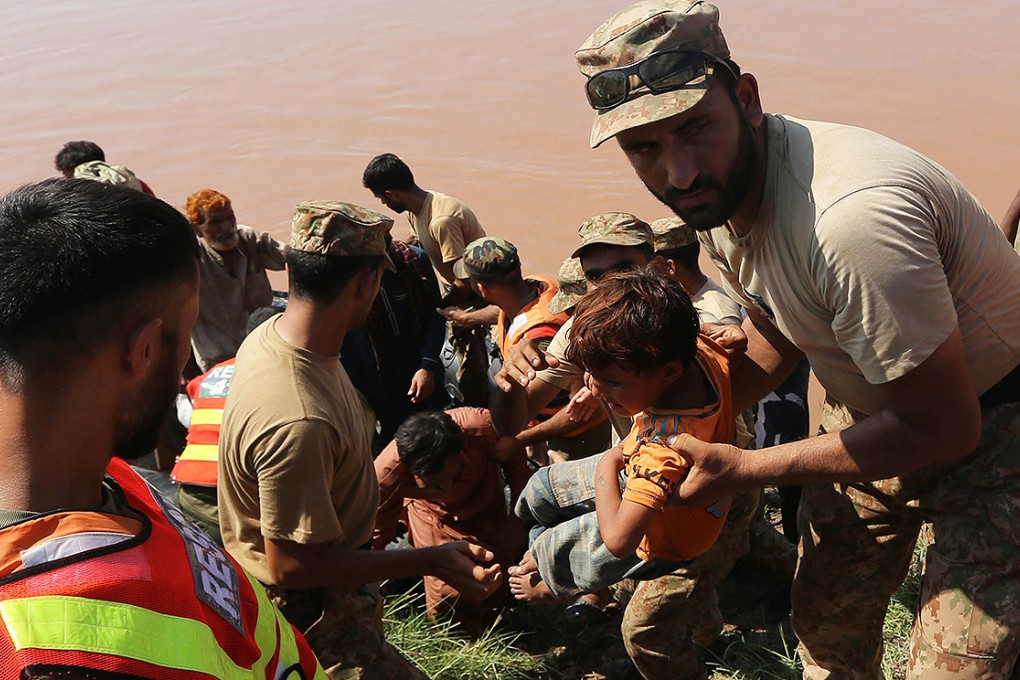 Members of the Pakistani army rescue people from flooded areas in Jalalpur Bhattian, Punjab province. Photo: EPA