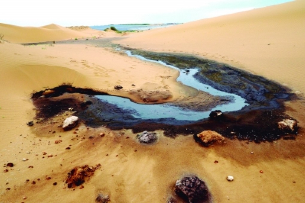 Waste leaches into the sand in the Tengger Desert, which could possibly contaminate groundwater that could be used for human consumption. Photo: Cqnews.net