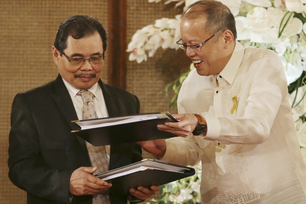 MILF negotiator Mohagher Iqbal, left, at a ceremony with Philippine President Benigno Aquino. Photo: AP