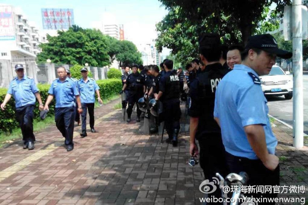 Police gathered outside the factory to maintain order. Photo: Weibo