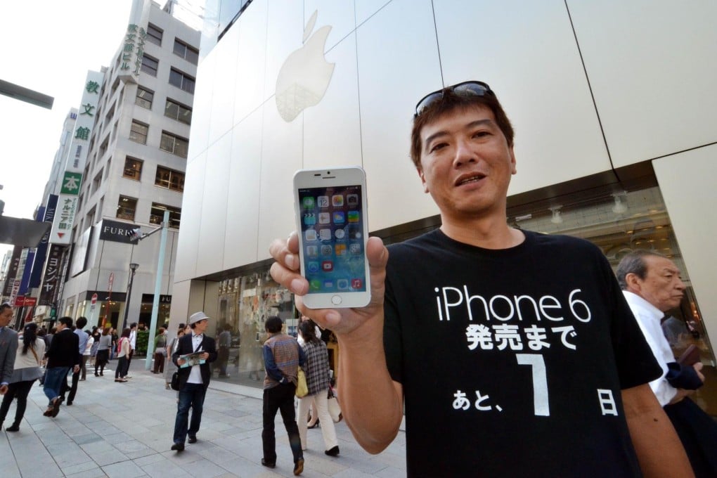 A Tokyo man holds a China-made imitation iPhone 6. Photo: AFP