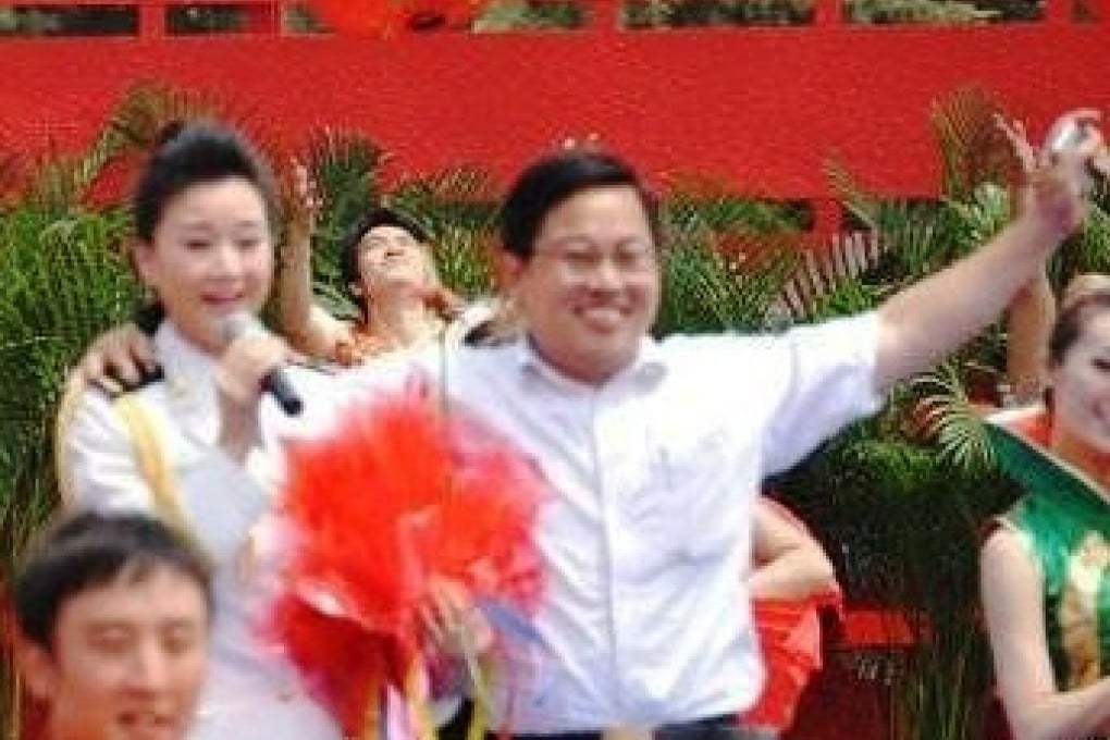 Wang Liuju (right) said he could not contain himself and ran to the stage to put his arm around the singer three years ago. Photo: Edu.gmw.cn