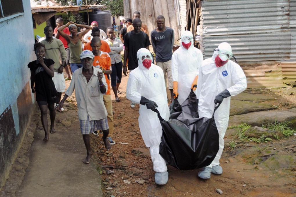Health workers remove the body of a 29-year-old man thought to have died of Ebola in the Liberian capital Monrovia. Photo: Reuters