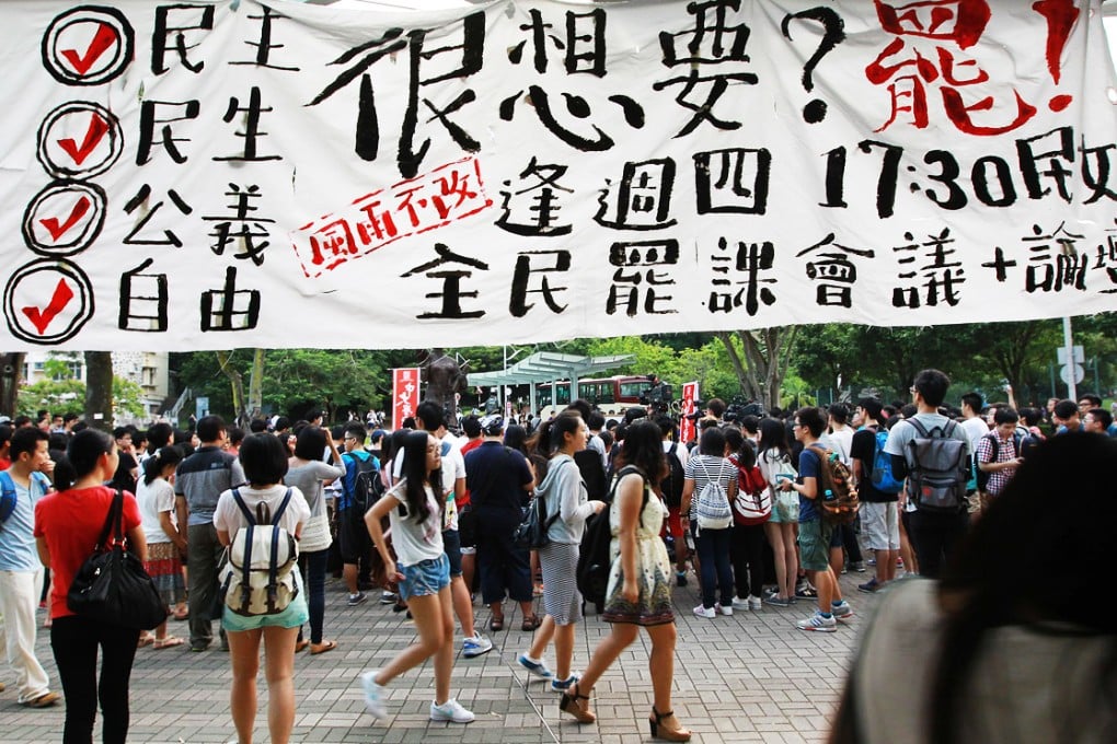 Chinese University students attend a forum to discuss the class boycott. Photo: Edward Wong