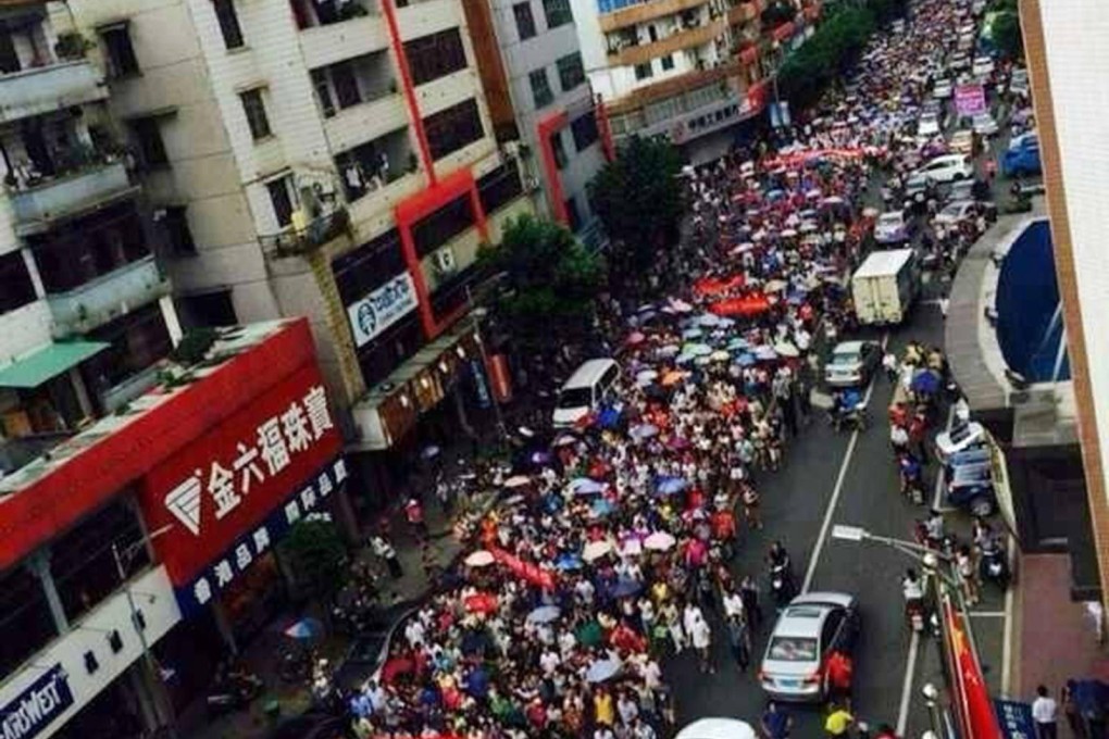 Thousands take to the streets in Boluo county in Guangdong to protest against a proposed waste incinerator, despite government assurances they are safe and efficient. Photo: SMP