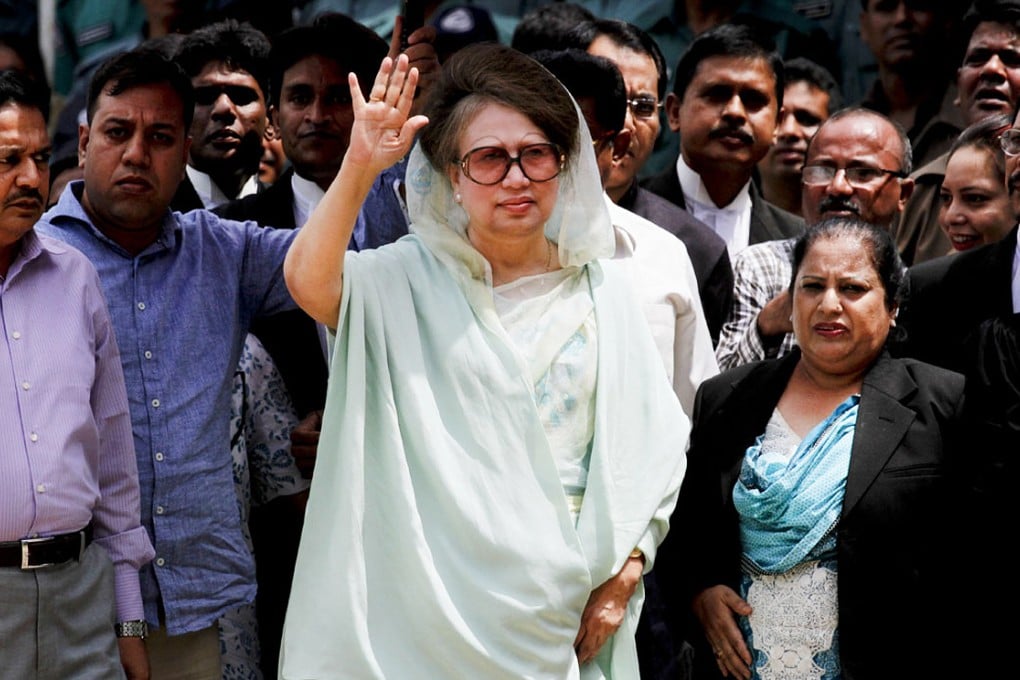 Khaleda Zia waves as she makes a court appearance in Dhaka in her long and complicated battle over corruption charges. Photo: Xinhua