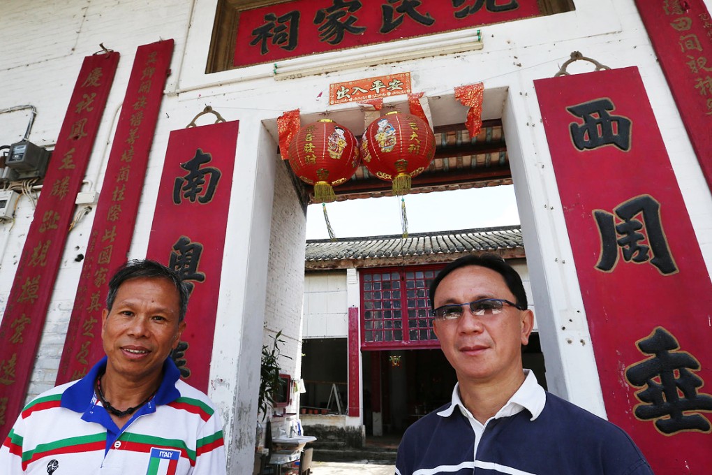 Shum Hing-leung (left) and Sham Kwong-cheung, grandsons of the warlord Shum Hung-ying, at the Shum Ancestral Hall. Photo: K.Y. Cheng