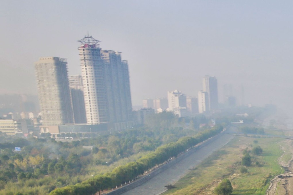 In Jiujiang, Jiangxi province, 125 officials at the city's water department and seven businessmen received unspecified punishment for taking massive bribes.