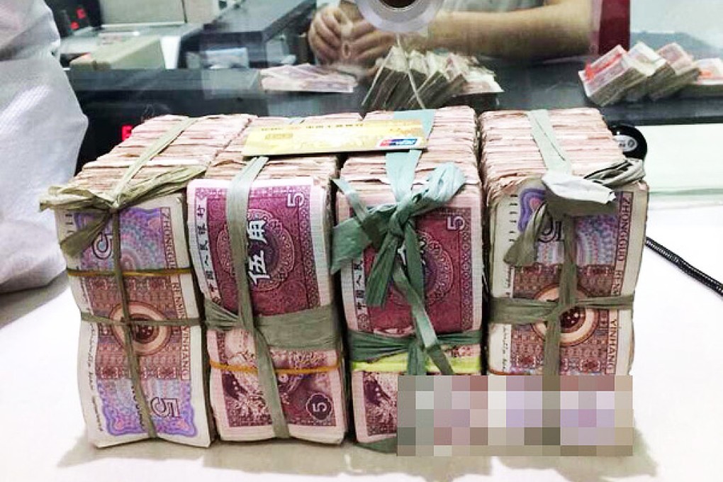 A Wenzhou man reportedly bought five iPhones with 40 bundles of 0.5 yuan notes. Photo: Weibo
