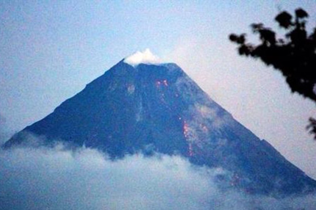 Incandescent lava rolling down the slope of Mayon Volcano captured by local Dennis Mirabueno at 6 a.m. today.