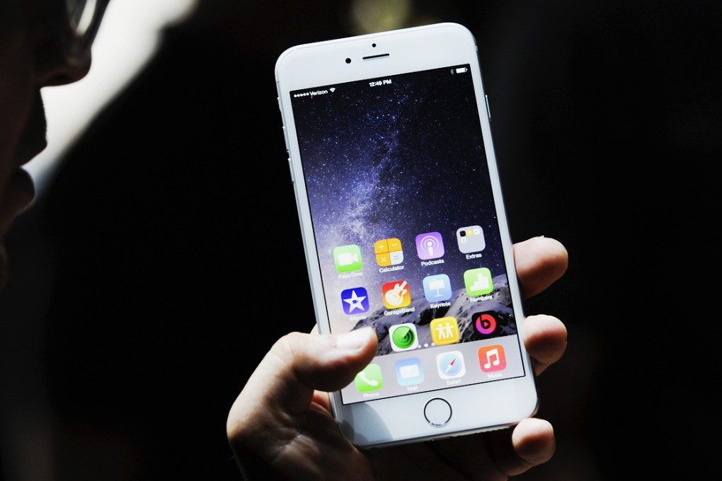 An Apple representative demonstrates features of the iPhone 6. Photo: Bloomberg