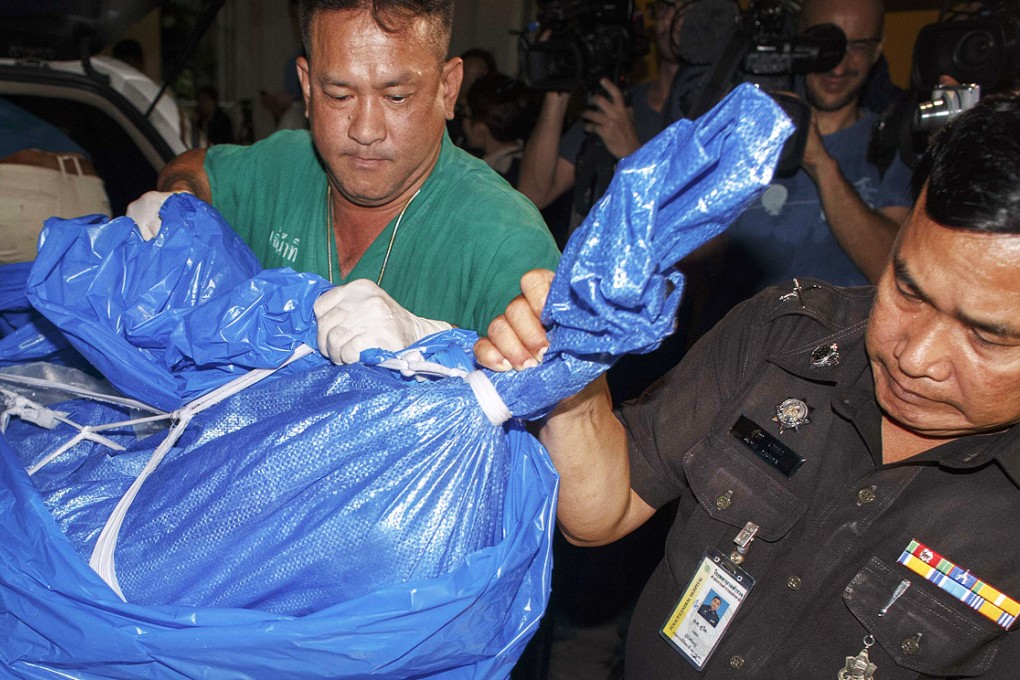 The body of one of the British tourists killed on Koh Tao arrives at Bangkok's police forensic department. Photo: Reuters
