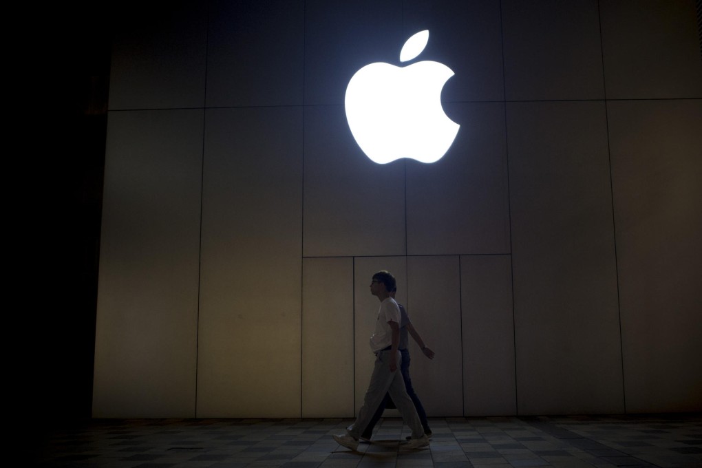 With the city having an already mature contactless payment infrastructure, Hong Kong's mobile commerce market should reach HK$17.8 billion next year. Photo: Bloomberg