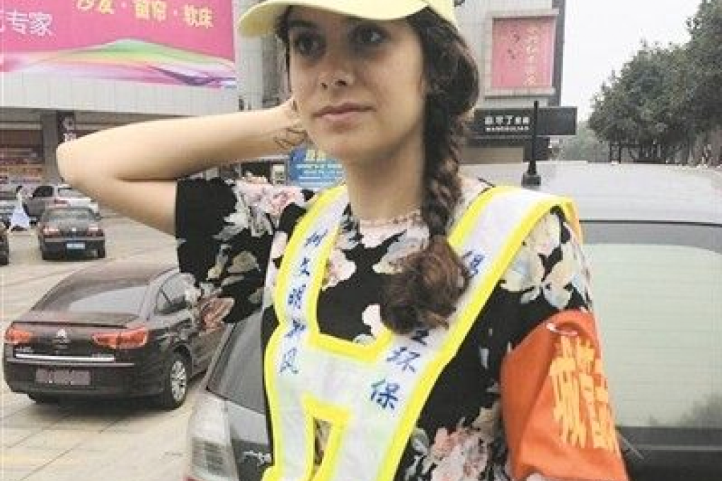 A 21 year old British woman has become a traffic warden in Hunan. Photo: Zhuzhou Evening News