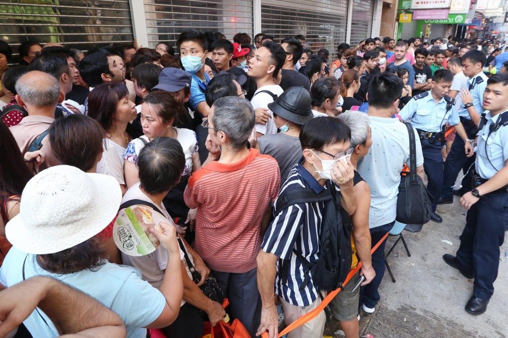 A big queue of people lined up outside Studio A in Tsim Sha Tsui in the hope of buying a new iPhone. Photo: Sam Tsang