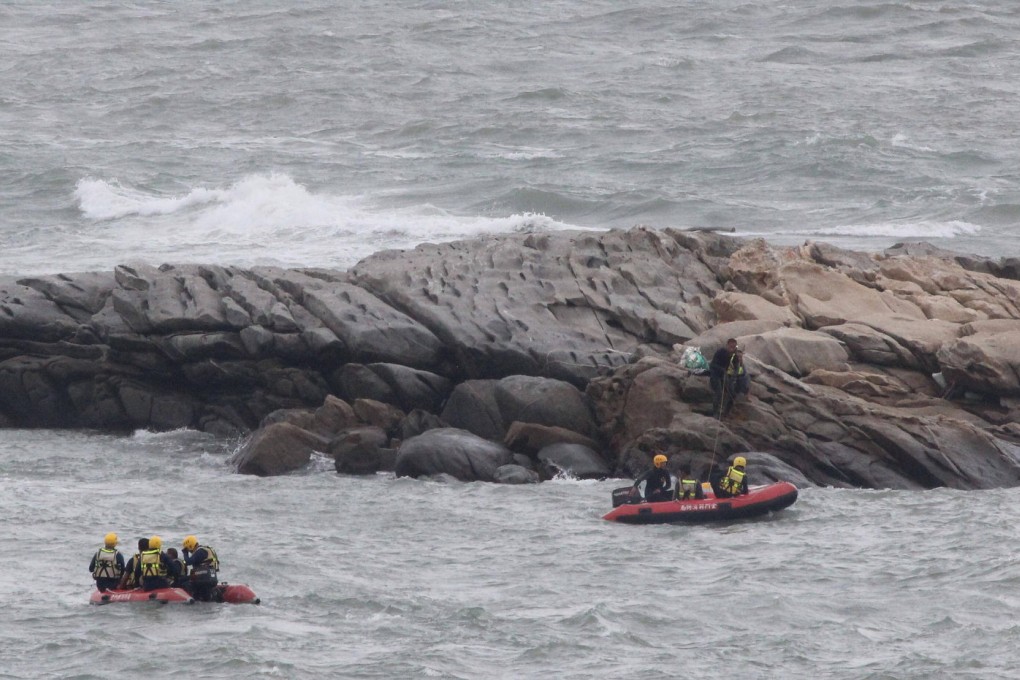 Taiwanese rescuers go to the aid of mainland fishermen after their boat capsized near Quemoy as the storm approached. Photo: CNA