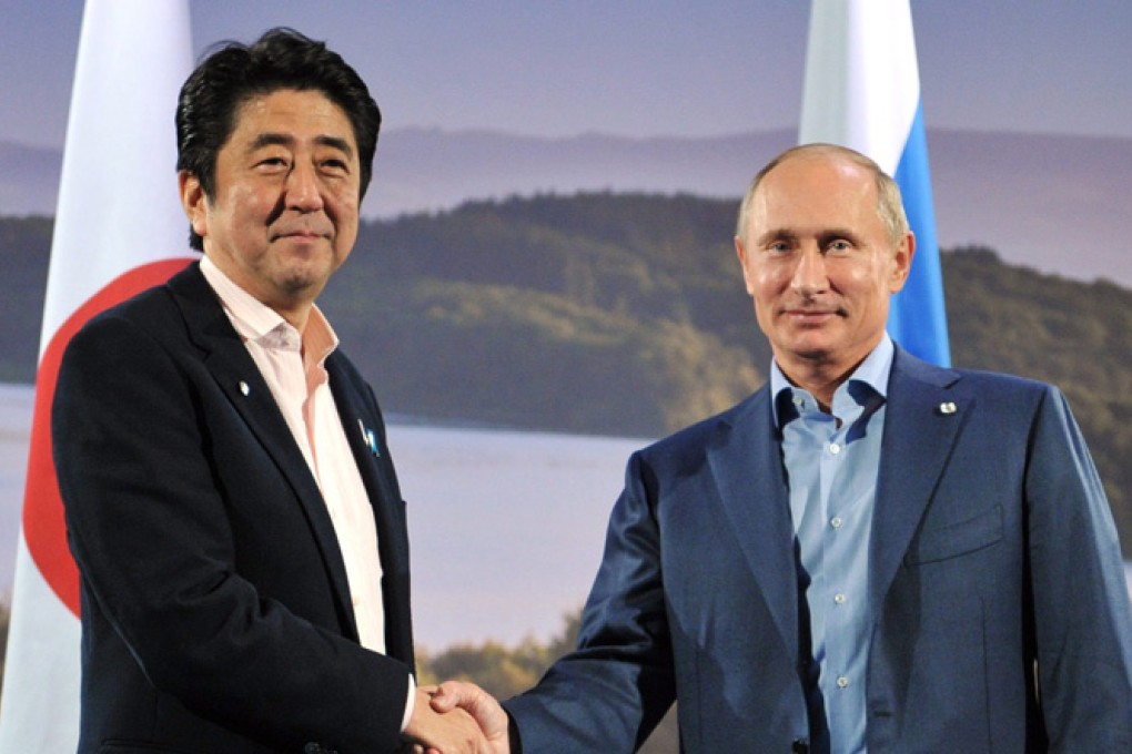 Japanese leader Shinzo Abe (left) and Russian President Vladimir Putin. Photo: EPA