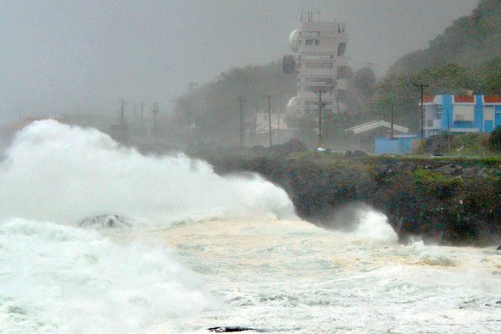 Wind and high waves from tropical storm Fung-Wong batter the coast of Lanyu, or Orchid Island, southeast of the main island of Taiwan. Photo: CNA