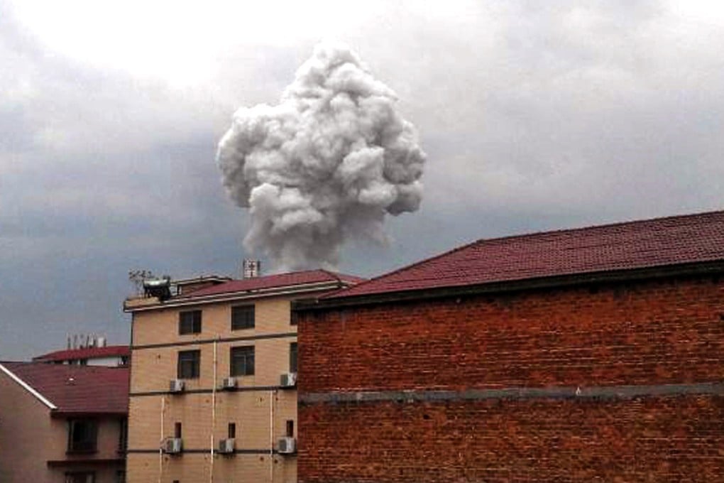 A cellphone photo shows the mushroom cloud after an explosion at the fireworks plant in Baofeng Village, Liling city, Hunan. Photo: Xinhua