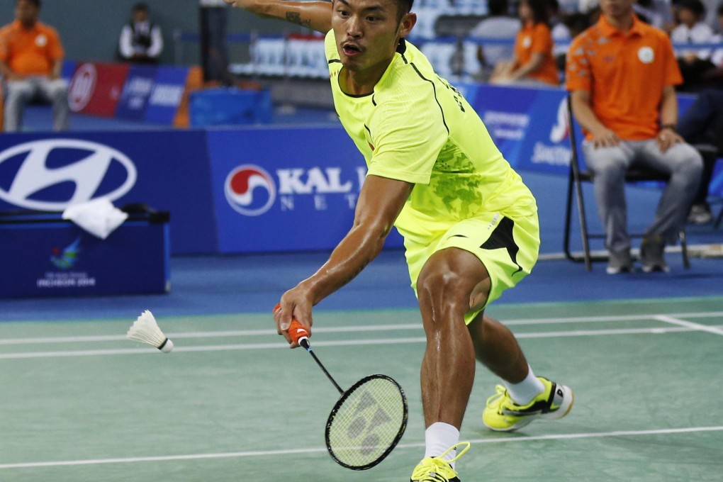 China's Lin Dan returns a shot against South Korea's Lee Dong-keun in his opening game in Incheon. Photo: Reuters