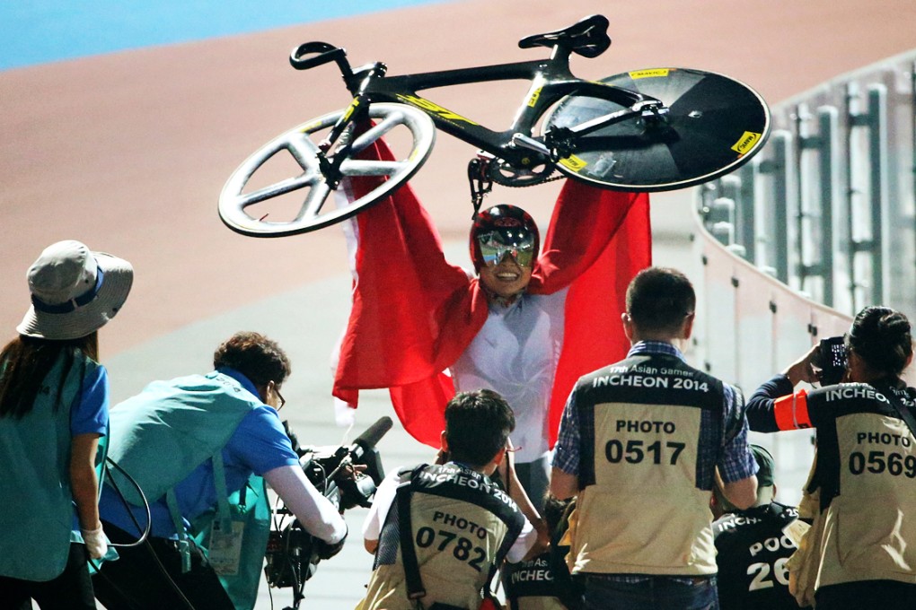 Hong Kong's Sarah Lee Wai-sze raises her bike in triumph after beating China's Lin Junhong 2-1 in the sprint final. Photos: Nora Tam