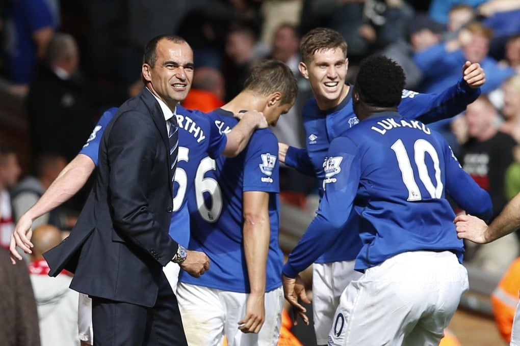 Everton manager Roberto Martinez (left) celebrates Phil Jagielka’s strike with his players. Photo: Reuters