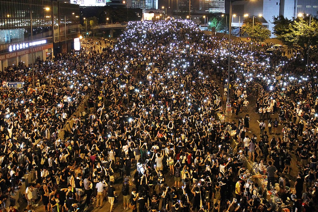 Thousands continue to block roads in Admiralty as Occupy Central organisers urge protesters to continue their fight for democracy. Photo: Dickson Lee