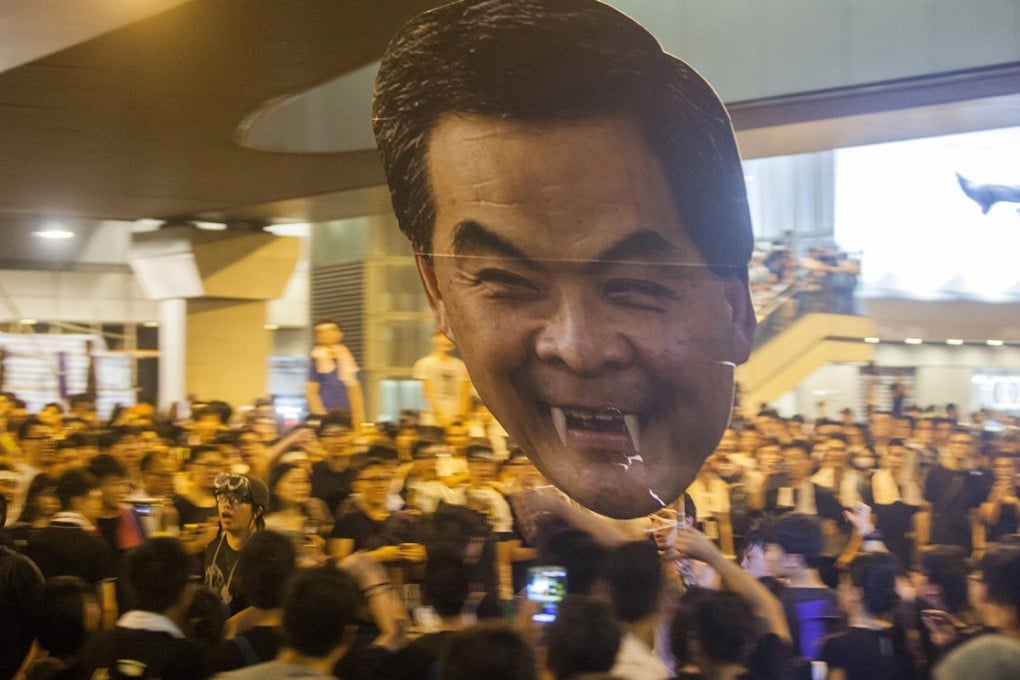 Occupy Central pro-democracy protesters hold up a giant effigy of Hong Kong Chief Executive Leung Chun-ying's head. Photo: EPA