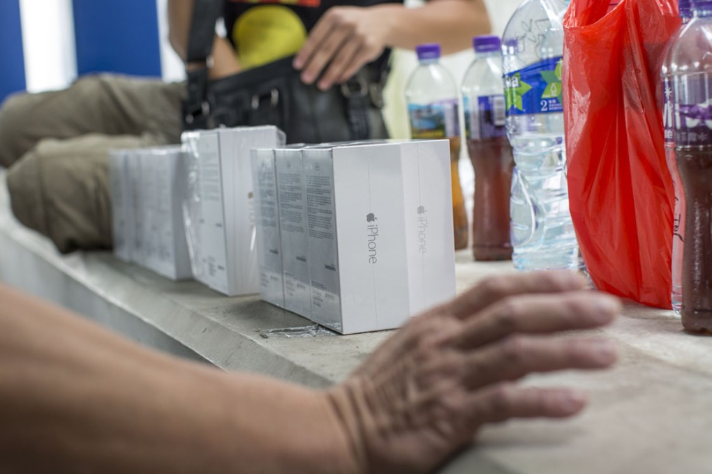 The authorities in Shenzhen say they have tightened controls on the smuggling and sale of Apple's iPhone 6 in the city before its official release on the mainland. Photo: Bloomberg