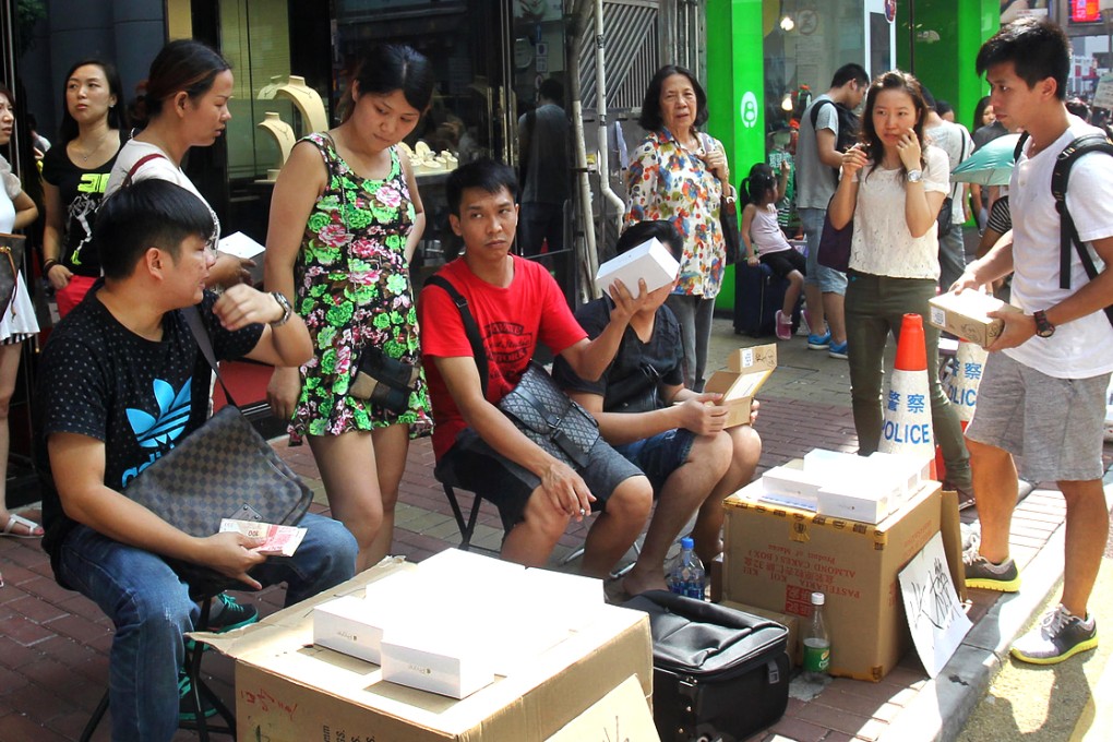 More than 40 parallel-goods traders were trying to sell their stock outside the Apple Store in Causeway Bay yesterday. Photo: May Tse
