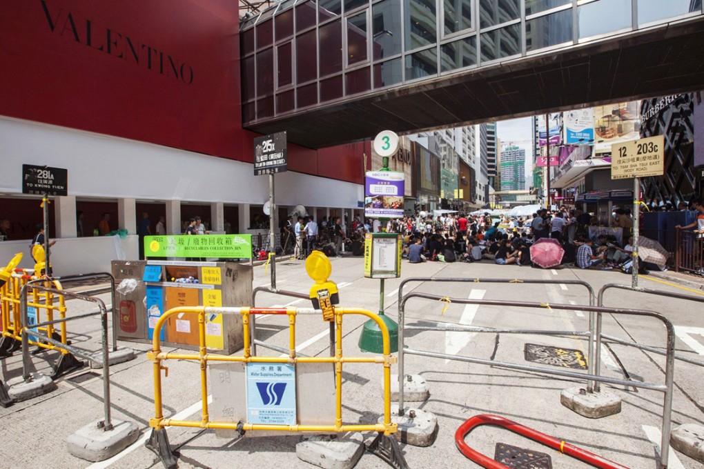 Metal barricades and a truck were used to block a section of Canton Road in an apparently spontaneous sit-in by a few hundred protesters in Tsim Sha Tsui on Tuesday night. Photo: EPA