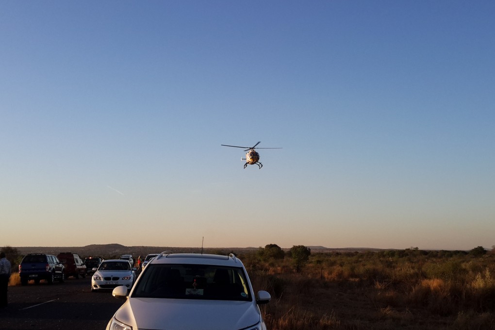 An injured person is transferred by a helicopter from the traffic accident scene near Johannesburg.Photo: Xinhua
